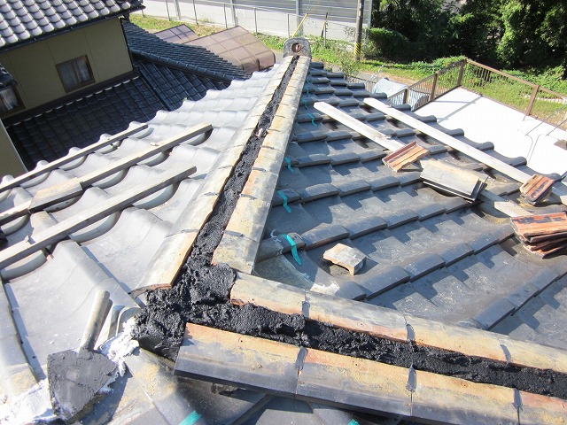 熨斗瓦を積み直し